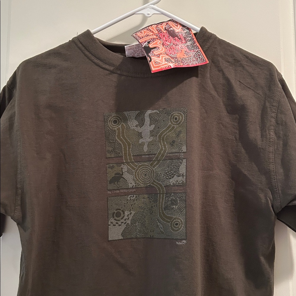 Bulurru NWT Australia Aboriginal Art “Waterhole Dreaming”T- Shirt olive men Sm